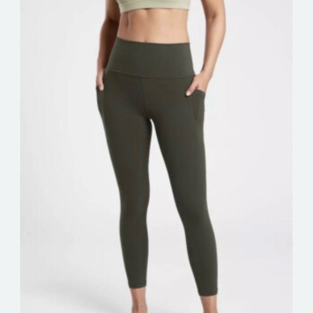 NWT Athleta Salutation Stash Pocket II ⅞ Tight